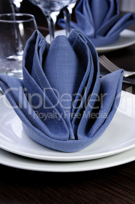 Napkin in the form of a flower bud