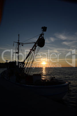 Schiff bei Sonnenuntergang