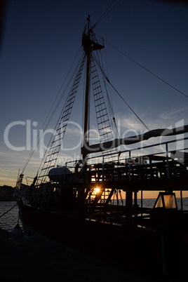 Schiff bei Sonnenuntergang