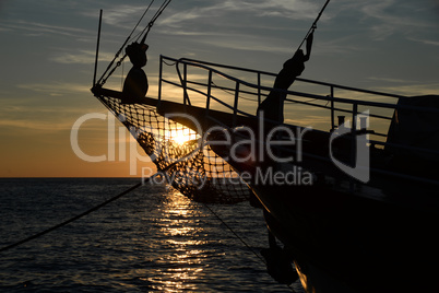 Schiff bei Sonnenuntergang