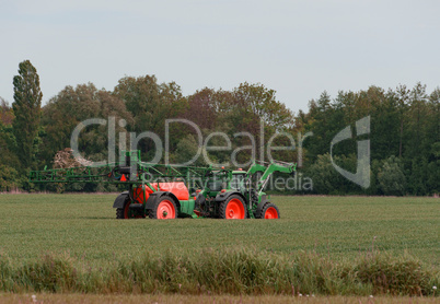 Traktor mit Feldspritze