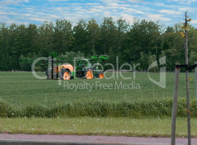 Traktor mit Feldspritze