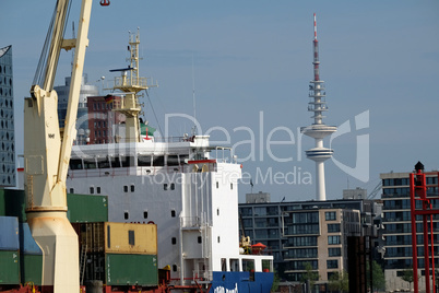 Containerschiff vor Hafencity in Hamburg