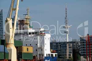 Containerschiff vor Hafencity in Hamburg