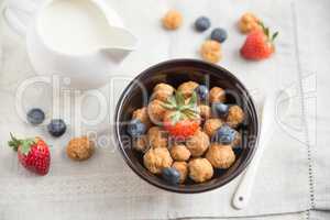 Frühstücks Cerealien mit frischen Beeren und Milch