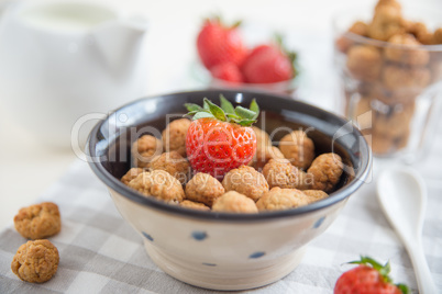 Frühstücks Cerealien mit frischen Beeren und Milch