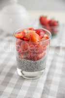 Chia Samen mit Erdbeeren