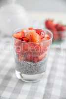 Chia Samen mit Erdbeeren