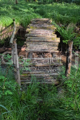 Alte morsche Holz  Brücke über kleinen Bach