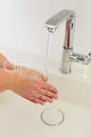Hände waschen unter fließendem Wasser