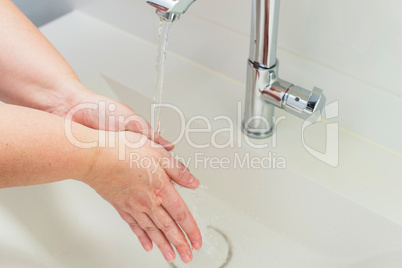 Hände waschen unter fließendem Wasser