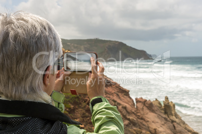 Fotografierende Seniorin