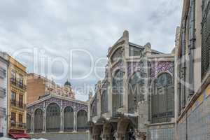 Markthalle in Valencia vor bedecktem Himmel