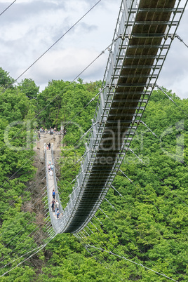 Hängeseilbrücke Geierlay im Hunsrück vor blauem Himmel