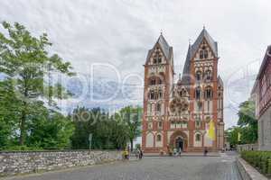 Limburger Dom mit Domplatz im Vordergrund
