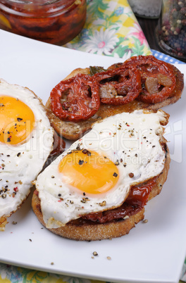 Sandwich with dried tomatoes and egg