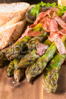 Green asparagus with serrano ham