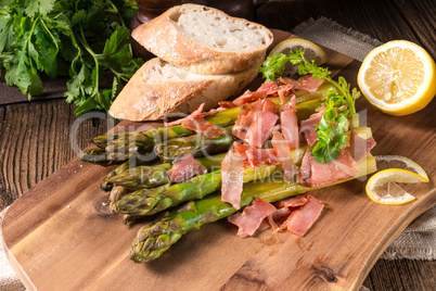 Green asparagus with serrano ham