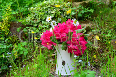 Rhododendron Blumenstrauß in einer weißen Blechkanne