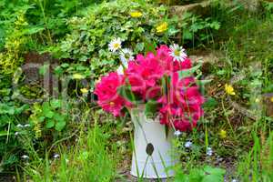 Rhododendron Blumenstrauß in einer weißen Blechkanne