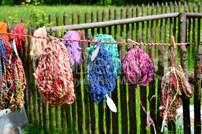 bunte Wolle auf einer Leine im Garten