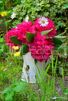 Rhododendron Blumenstrauß in einer weißen Blechkanne