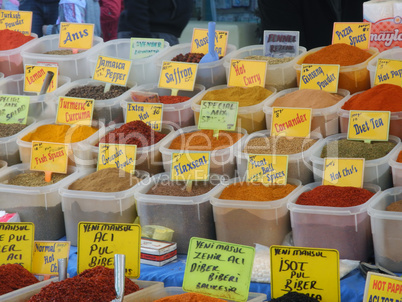 Gewürze auf einem Markt