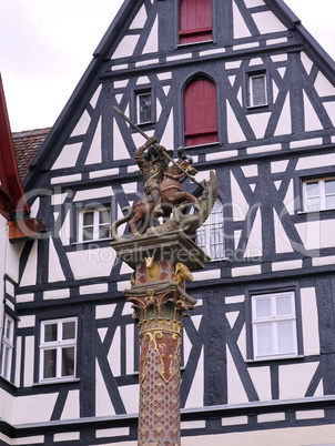 St. Georgsbrunnen mit Fachwerkfassaden in Rothenburg