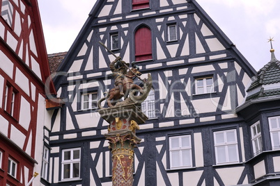 St. Georgsbrunnen mit Fachwerkfassaden in Rothenburg
