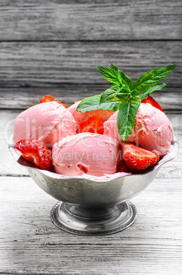 Ice cream with strawberries