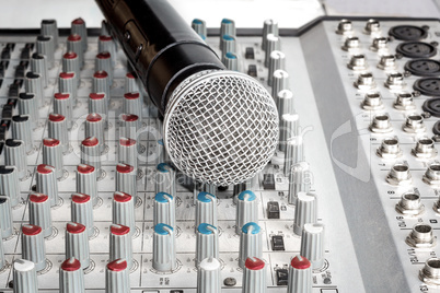 Mixer and microphone
