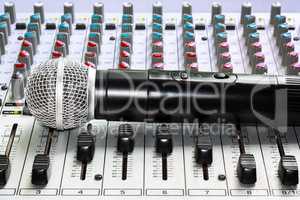 Mixer and microphone