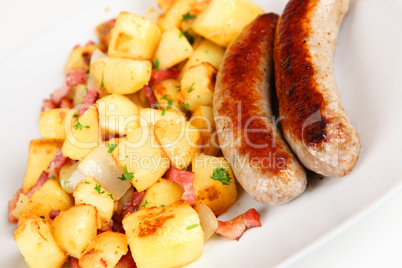 Bratwurst und Bratkartoffeln