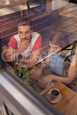 Concentrated couple using a laptop