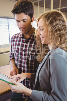 Business woman speaking with her colleague