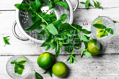 cocktail with lime and mint