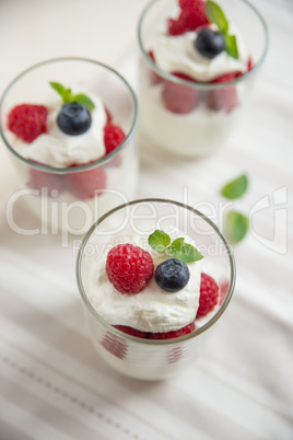 Quarksahne mit Beeren