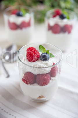 Quarksahne mit Beeren