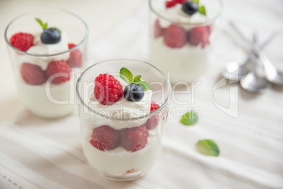 Quarksahne mit Beeren