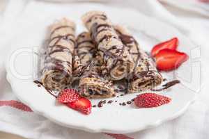 Crepes mit Schokolade und Erdbeeren