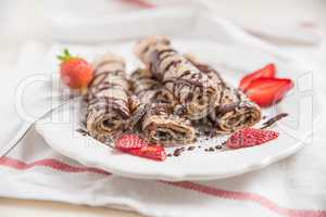 Crepes mit Schokolade und Erdbeeren