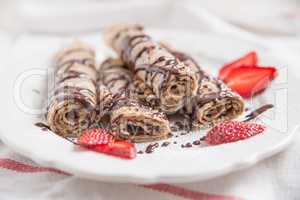 Crepes mit Schokolade und Erdbeeren