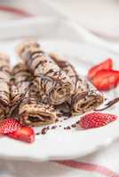 Crepes mit Schokolade und Erdbeeren