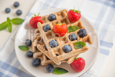 Belgische Waffeln mit frischen Erdbeeren