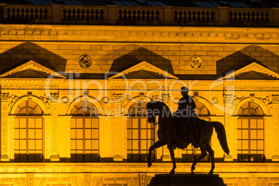 Reiterstandbild vor dem Zwinger in Dresden