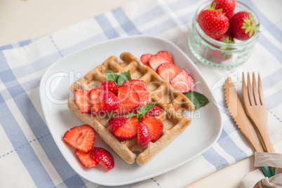 Belgische Waffeln mit frischen Erdbeeren