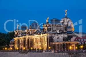 Kunstakademie in Dresden bei Nacht