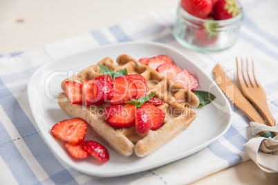 Belgische Waffeln mit frischen Erdbeeren