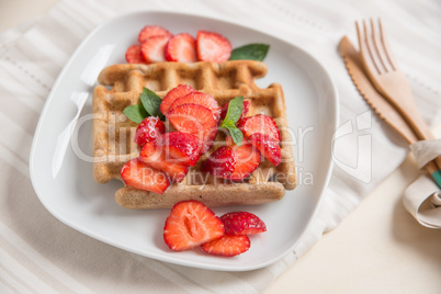 Belgische Waffeln mit frischen Erdbeeren