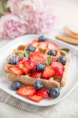 Belgische Waffeln mit frischen Erdbeeren